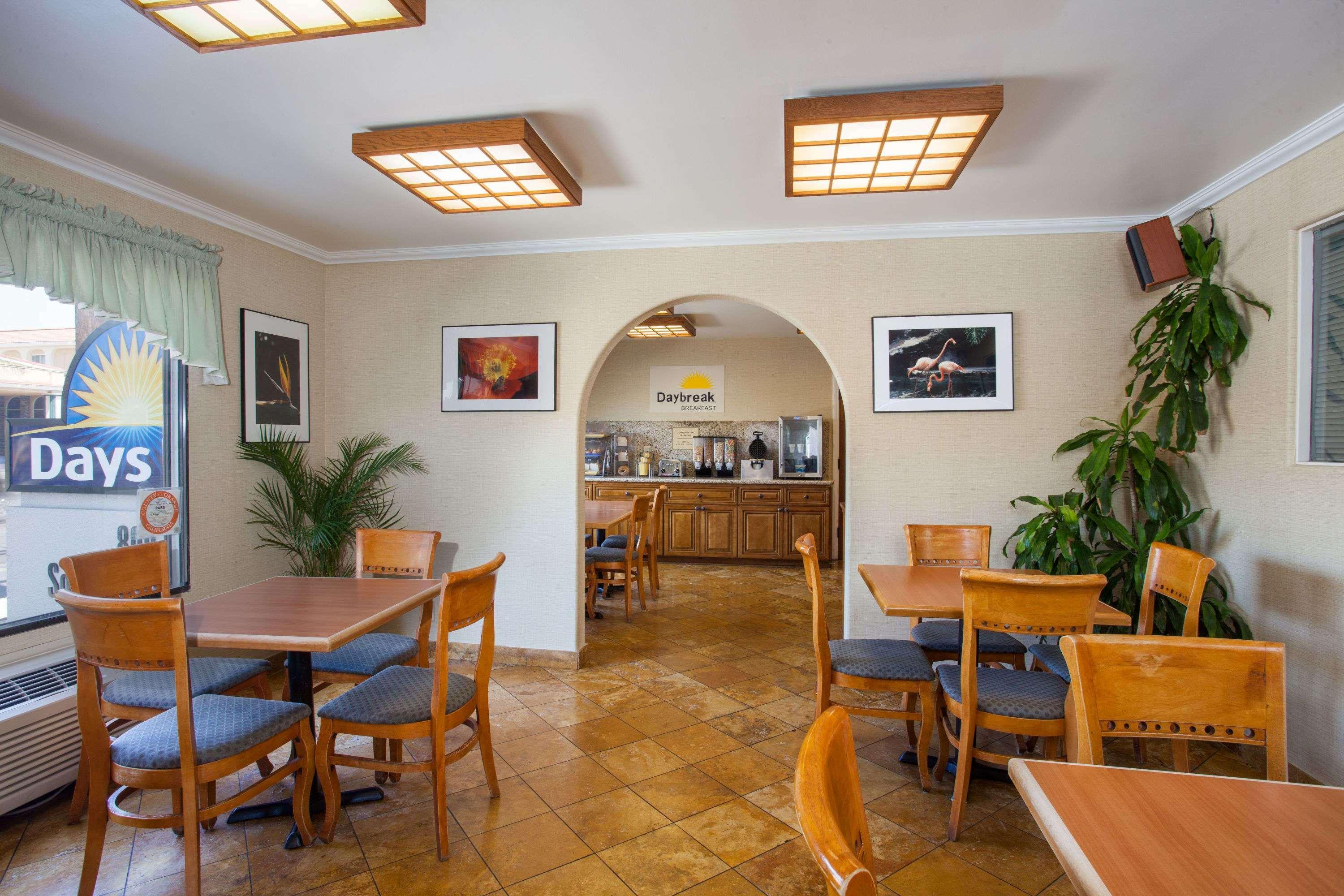 Days Inn By Wyndham Anaheim Near The Park Eksteriør billede