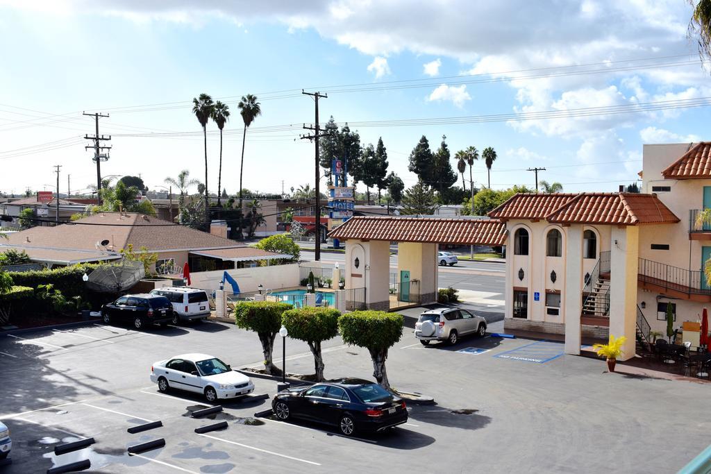Days Inn By Wyndham Anaheim Near The Park Eksteriør billede